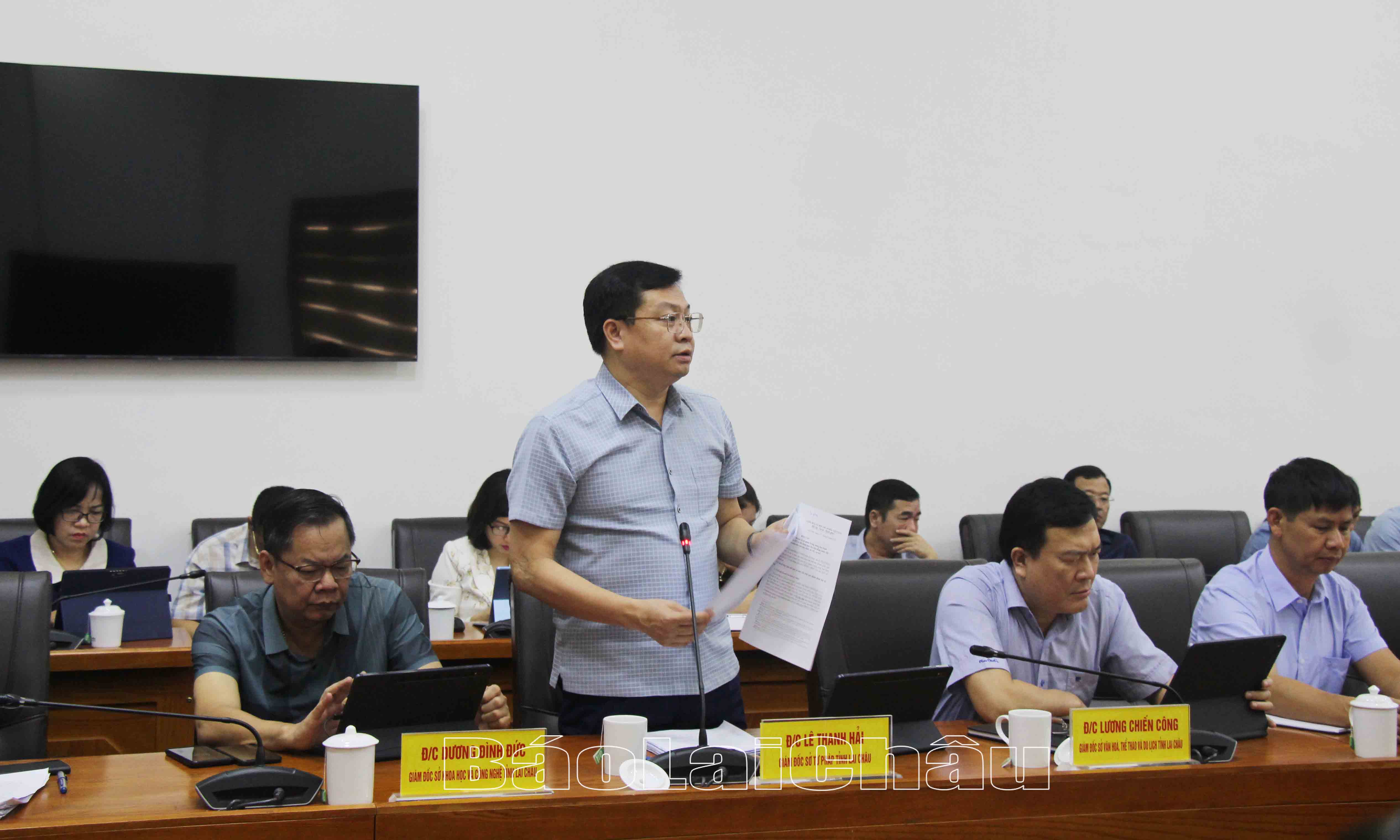 Lãnh đạo Sở Tư pháp báo cáo kết quả rà soát văn bản do cơ quan Trung ương ban hành có nội dung giao cho HĐND, UBND tỉnh quy định chi tiết, cụ thể.